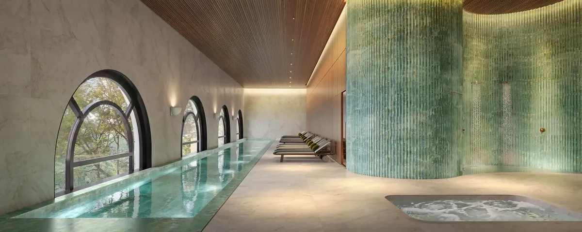 Piscina coberta aquecida do Edifício Adolpho Lindenberg Moema, com janelas em arco, espreguiçadeiras e área de duchas, em Moema, São Paulo